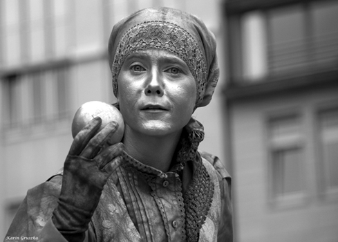 Die silberne Apfelfrau vom Hamburger Rathausmarkt